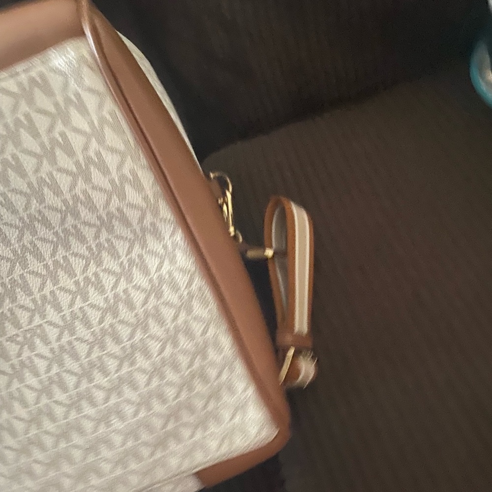 Michael Kors duffle bag - Picture 8 of 10